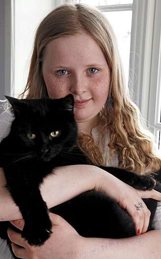 NI LIV: - Familiekatten Klore overlever alt, smiler Maria. NI LIV: - Familiekatten Klore overlever alt, smiler Maria.