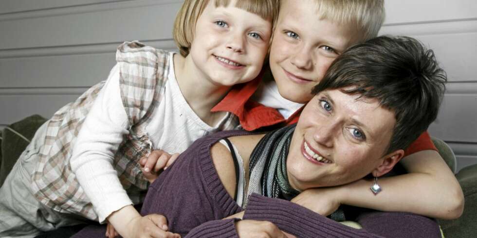 GLEDER SEG: - Deilig at mamma er frisk og vi kan gjøre så mange gøyale ting sammen, mener Mia Lemoni og Tobias. (Alle foto: Britt K. Andersen) GLEDER SEG: - Deilig at mamma er frisk og vi kan gjøre så mange gøyale ting sammen, mener Mia Lemoni og Tobias. (Alle foto: Britt K. Andersen)