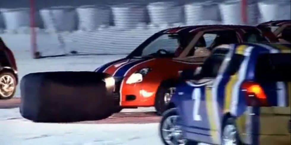 HARDE KAMPER: Det blir fort voldelig når Top Gear-gjengen skal spille hockey med biler. HARDE KAMPER: Det blir fort voldelig når Top Gear-gjengen skal spille hockey med biler.