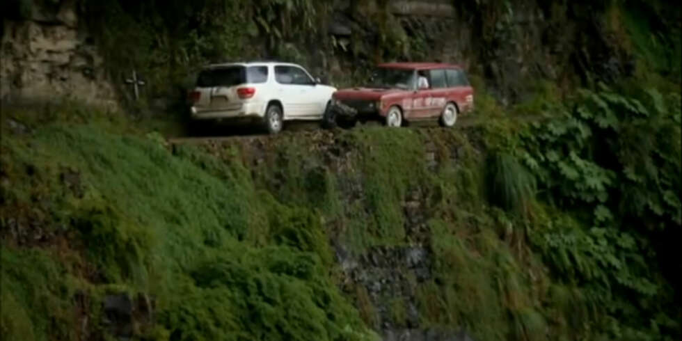 TRANGT: Med flere hundre meter rett ned, og en vei som passer best for én bil, blir det noen spennende øyeblikk for Jeremy Clarkson. TRANGT: Med flere hundre meter rett ned, og en vei som passer best for én bil, blir det noen spennende øyeblikk for Jeremy Clarkson.