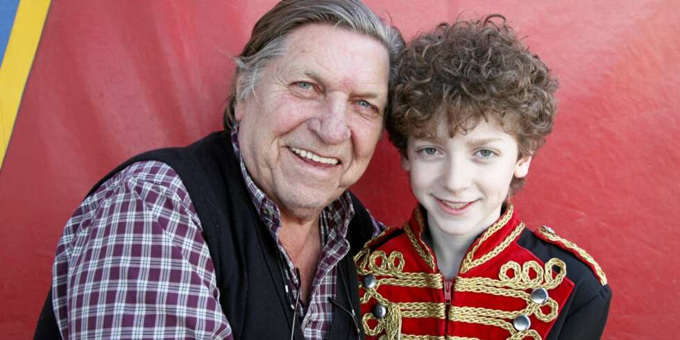 I DAG: Luigi er blitt stor: 12 år - og kledd i staselig sirkusdress! Bestefar Arild er glad for at gutten trives i manesjen. (Foto: Britt Krogsvold Andersen) I DAG: Luigi er blitt stor: 12 år - og kledd i staselig sirkusdress! Bestefar Arild er glad for at gutten trives i manesjen. (Foto: Britt Krogsvold Andersen)