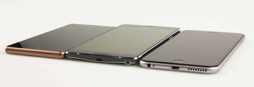 TREKLØVER: Ikke så lett å se hvem som har størst skjerm. Fra venstre Sony Xperia Z3 med 5,2 tommers skjerm, i midten Samsung Galaxy Note 4 med 5,7 tommers skjerm og til høyre iPhone 6 Plus med 5,5 tommers skjerm. TREKLØVER: Ikke så lett å se hvem som har størst skjerm. Fra venstre Sony Xperia Z3 med 5,2 tommers skjerm, i midten Samsung Galaxy Note 4 med 5,7 tommers skjerm og til høyre iPhone 6 Plus med 5,5 tommers skjerm.