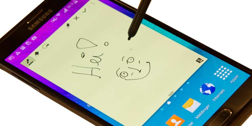 SKRIV I VEI: Galaxy Note 4 er utstyrt med en penn som du kan bruke for å ta notater, tegne eller redigere bilder og utklipp med. SKRIV I VEI: Galaxy Note 4 er utstyrt med en penn som du kan bruke for å ta notater, tegne eller redigere bilder og utklipp med.