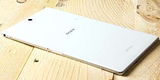 RENT OG PENT: Designet på Sony Xperia Z3 Tablet Compact er rent og pent, men den hvite baksiden blir over tid litt møkkete. Men siden nettbrettet er vanntett, så kan du jo alltids vaske det med såpe og vann. RENT OG PENT: Designet på Sony Xperia Z3 Tablet Compact er rent og pent, men den hvite baksiden blir over tid litt møkkete. Men siden nettbrettet er vanntett, så kan du jo alltids vaske det med såpe og vann.