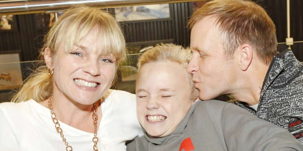 STERKE FØLELSER: Oliver skjærer en grimase når pappa Petter Solberg planter et kjærlig kyss på kinnet hans. Store deler av livet til 13-åringen har han vært alene med mamma Pernilla, mens pappa har vært på reisefot. STERKE FØLELSER: Oliver skjærer en grimase når pappa Petter Solberg planter et kjærlig kyss på kinnet hans. Store deler av livet til 13-åringen har han vært alene med mamma Pernilla, mens pappa har vært på reisefot.