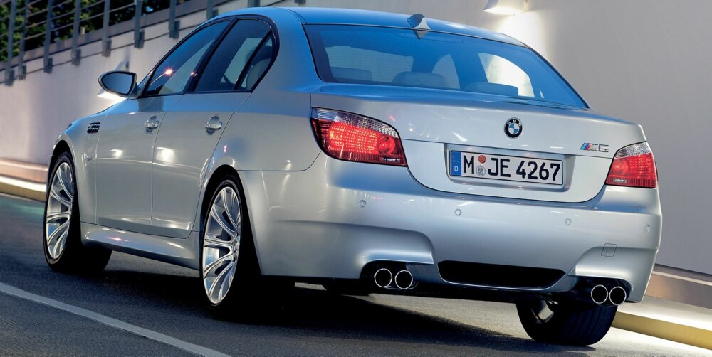 E60: BMW M5 (E60) med V10-motor på over 500 hk er en heftig bil som kan by på heftige verkstedregninger. FOTO: Produsent E60: BMW M5 (E60) med V10-motor på over 500 hk er en heftig bil som kan by på heftige verkstedregninger. FOTO: Produsent