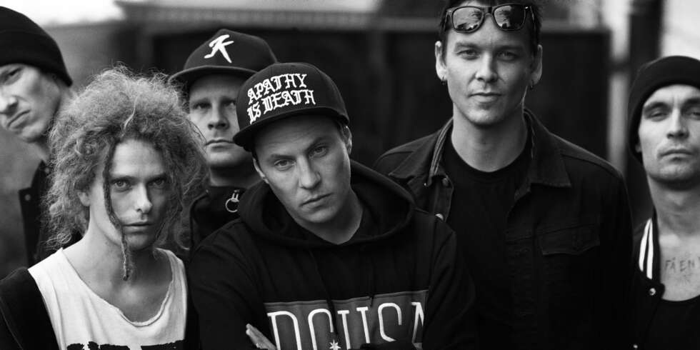 OnklP & De Fjerne Slektningene er f.v. gitarist/vokalist Åsmund Lande (Oslo Ess), keyboardist Simen Stensland, trommis Tommy «Manboy» Akerholdt (Turboneger, Silver), OnklP, produsent/gitarist Johan Larsson og bassist Knut-Oscar Nymo (Oslo Ess). Foto: LP Lorentz. OnklP & De Fjerne Slektningene er f.v. gitarist/vokalist Åsmund Lande (Oslo Ess), keyboardist Simen Stensland, trommis Tommy «Manboy» Akerholdt (Turboneger, Silver), OnklP, produsent/gitarist Johan Larsson og bassist Knut-Oscar Nymo (Oslo Ess). Foto: LP Lorentz.