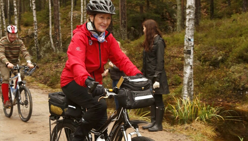 PÅ HJUL: Dronning Sonja og Fabian Stang syklet fra Frognerseteren til Nedre Blanksjø i Nordmarka lørdag. Hvem skulle tro at dronningen er 77 år? PÅ HJUL: Dronning Sonja og Fabian Stang syklet fra Frognerseteren til Nedre Blanksjø i Nordmarka lørdag. Hvem skulle tro at dronningen er 77 år?