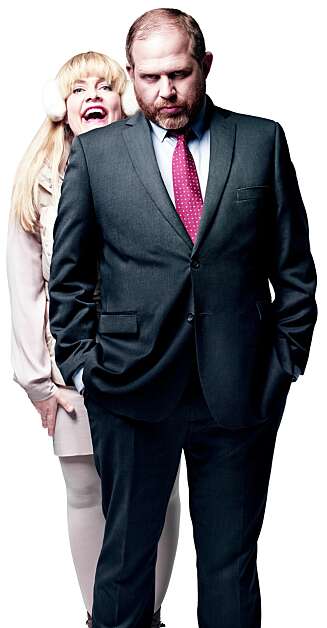 SLESK: I «Meglerne» spiller Truls en helt annen type enn det han selv er. Sammen med Henriette Steenstrup blir det mye mørk
situasjonskomedie på TV 2. SLESK: I «Meglerne» spiller Truls en helt annen type enn det han selv er. Sammen med Henriette Steenstrup blir det mye mørk
situasjonskomedie på TV 2.
