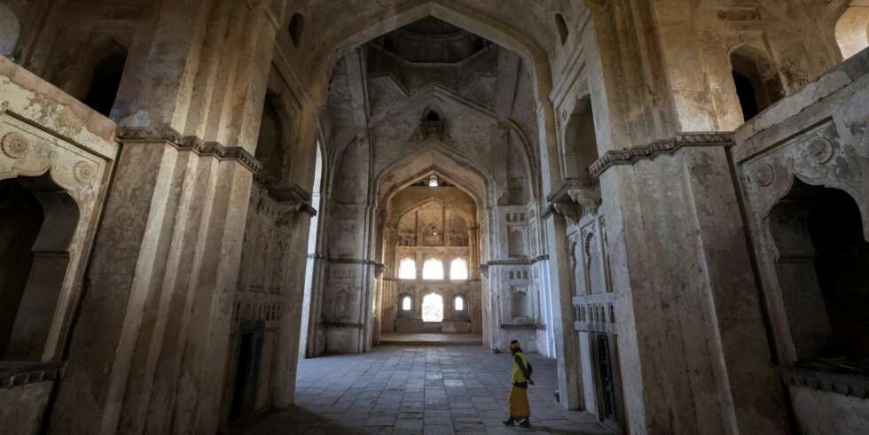 Hindu-presten Pandaree vandrer rundt i Chaturbuj Mandir, et enormt tempel bygget for over 500 år siden. I dag står det tomt¿ med unntak av flokker med aper. Hindu-presten Pandaree vandrer rundt i Chaturbuj Mandir, et enormt tempel bygget for over 500 år siden. I dag står det tomt¿ med unntak av flokker med aper.