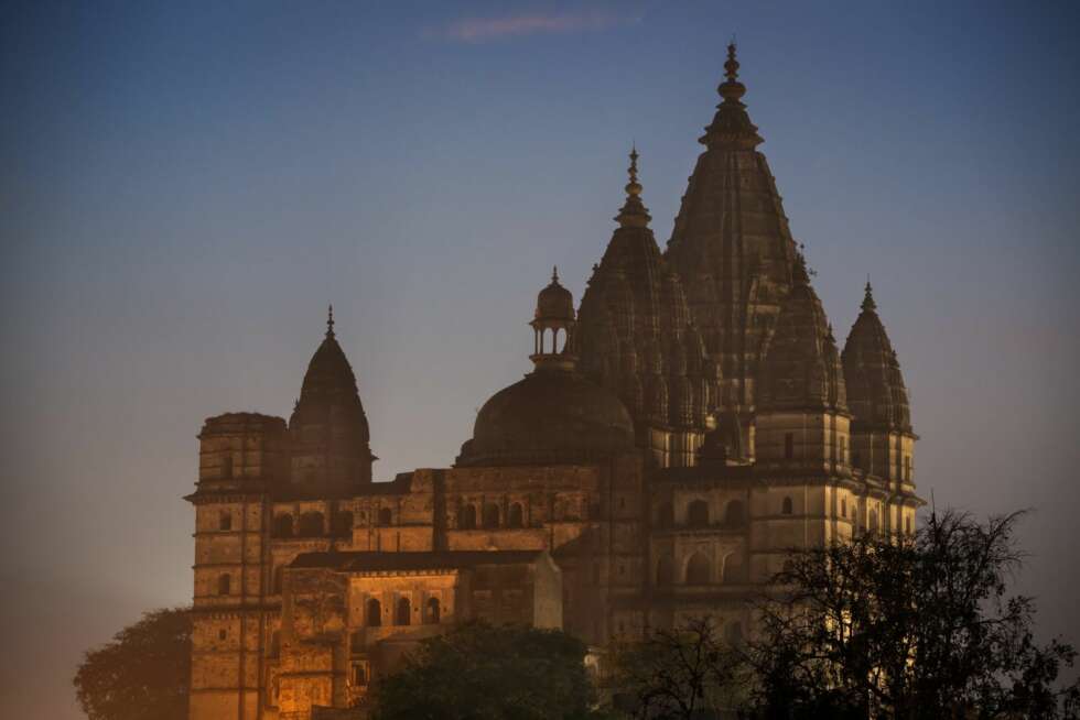 Chaturbuj Mandir sett fra litt avstand er i alle fall ikke dårligere enn Harry Potters Hogwarts. Ved foten av tempelet ligger den lille byen Orchha. Chaturbuj Mandir sett fra litt avstand er i alle fall ikke dårligere enn Harry Potters Hogwarts. Ved foten av tempelet ligger den lille byen Orchha.