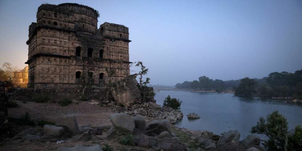 Langs Betwa-elven står eldgamle såkalte cenotaphs eller chhatris. Disse paviljonglignende byggverkene er å finne mange steder i indisk arkitektur. De er bygget blant annet for å markere gravplasser. Å vandre alene rundt her i det natten faller på, gir en følelse av å reise tilbake i tid. Langs Betwa-elven står eldgamle såkalte cenotaphs eller chhatris. Disse paviljonglignende byggverkene er å finne mange steder i indisk arkitektur. De er bygget blant annet for å markere gravplasser. Å vandre alene rundt her i det natten faller på, gir en følelse av å reise tilbake i tid.