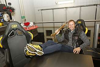 Petter Solberg legger bena fornøyd på bordet for å understreke at de matcher stolene i lokalet. Petter Solberg legger bena fornøyd på bordet for å understreke at de matcher stolene i lokalet.