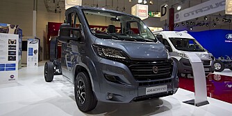 RIVALER: Både Ford Transit (øverst) og Fiat Ducato lanserte nye chassis i Düsseldorf. Toneangivende tyske bobilmagasiner har kåret Transit som det beste. RIVALER: Både Ford Transit (øverst) og Fiat Ducato lanserte nye chassis i Düsseldorf. Toneangivende tyske bobilmagasiner har kåret Transit som det beste.