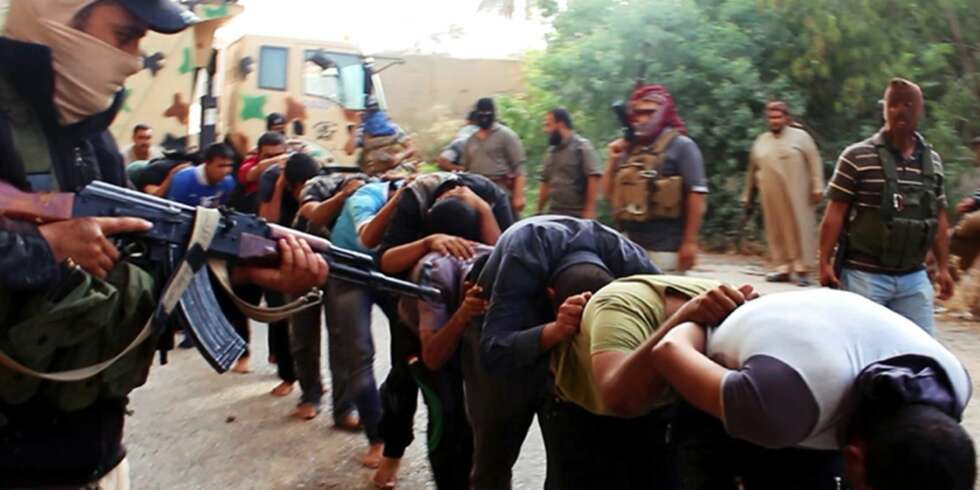 Dette bildet ble postet på en militant nettside i juni i år, og viser en Islamic State-gruppe (IS) som fører vekk irakiske soldater i sivile klær etter å ha tatt en base i Tikrit, Irak. Våpnene terroristene bruker er, ikke overraskende, AK-47-rifler. Dette bildet ble postet på en militant nettside i juni i år, og viser en Islamic State-gruppe (IS) som fører vekk irakiske soldater i sivile klær etter å ha tatt en base i Tikrit, Irak. Våpnene terroristene bruker er, ikke overraskende, AK-47-rifler.