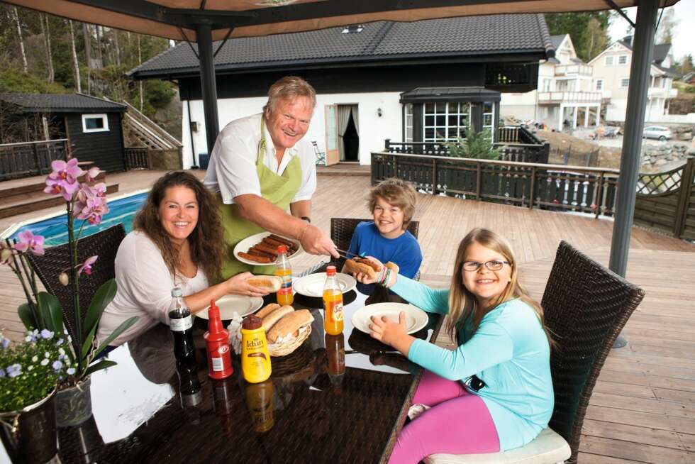 STØTTE AV FAMILIEN: William var glad han hadde familien rundt seg da han plutselig fikk krystallsyken. Her griller han med kona Pia og barna Nicoline og Sebastian i fjor. STØTTE AV FAMILIEN: William var glad han hadde familien rundt seg da han plutselig fikk krystallsyken. Her griller han med kona Pia og barna Nicoline og Sebastian i fjor.