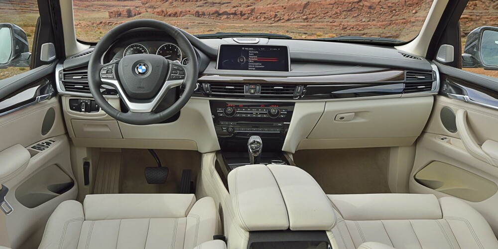 LIKE FINT: Bortsett fra mangelen på drift på alle hjulene, har X5 sDrive stort sett de samme kvalitetene som xDrive. FOTO: Produsent LIKE FINT: Bortsett fra mangelen på drift på alle hjulene, har X5 sDrive stort sett de samme kvalitetene som xDrive. FOTO: Produsent