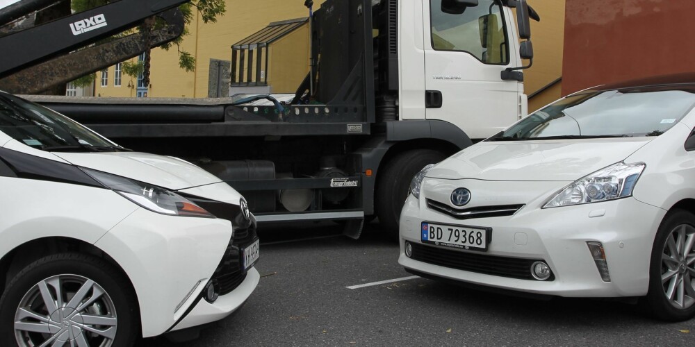 TREGERE: Av ren nysgjerrighet gjentar vi øvelsen med en Toyota Aygo (t.v.) for å se om det samme problemet oppstår. Det gjør det ikke, men vi opplever at bilen bruker noen sekunder mer på å finne nøkkelbrikken. TREGERE: Av ren nysgjerrighet gjentar vi øvelsen med en Toyota Aygo (t.v.) for å se om det samme problemet oppstår. Det gjør det ikke, men vi opplever at bilen bruker noen sekunder mer på å finne nøkkelbrikken.