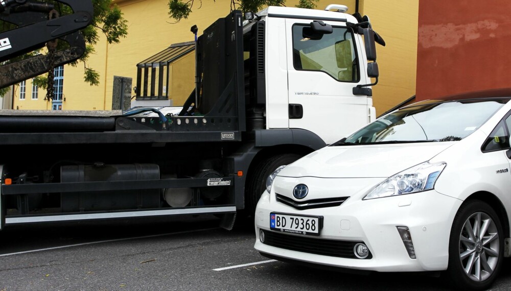 PRIUS-DÖDARE: Containerbilen, eller nærmere bestemt fjernstyringen til kransystemet, lager krøll for Prius. PRIUS-DÖDARE: Containerbilen, eller nærmere bestemt fjernstyringen til kransystemet, lager krøll for Prius.