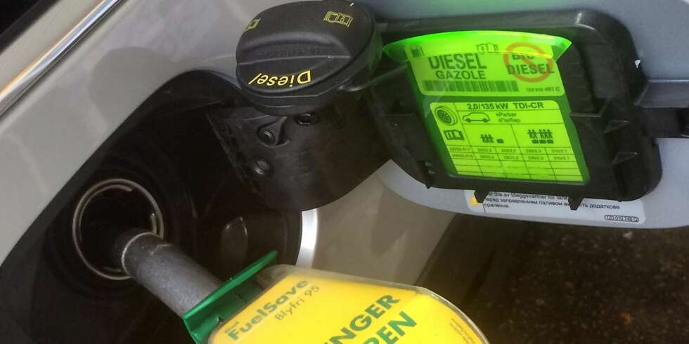 FEILTANKING: Bensin på dieseltanken kan bli svært kostbart. Men oppdager du tabben i tide, kan det hende du slipper reparasjoner for flere titall tusen kroner. FEILTANKING: Bensin på dieseltanken kan bli svært kostbart. Men oppdager du tabben i tide, kan det hende du slipper reparasjoner for flere titall tusen kroner.