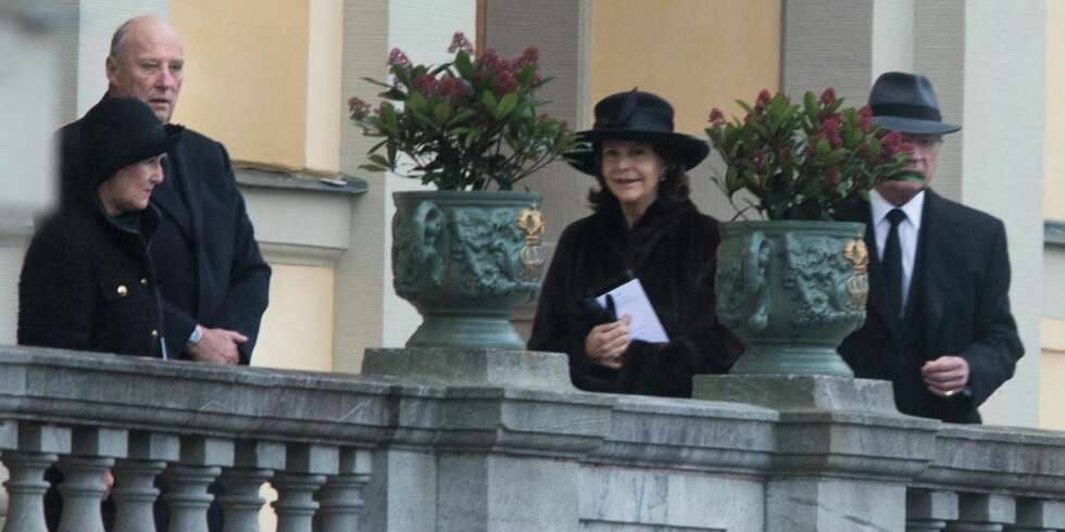 SAMMEN I SORGEN: Kong Harald og dronning Sonja etter minnegudstjenesten i Drottningholm slottskirke. Her sammen med dronning Silvia og kong Carl Gustaf. SAMMEN I SORGEN: Kong Harald og dronning Sonja etter minnegudstjenesten i Drottningholm slottskirke. Her sammen med dronning Silvia og kong Carl Gustaf.