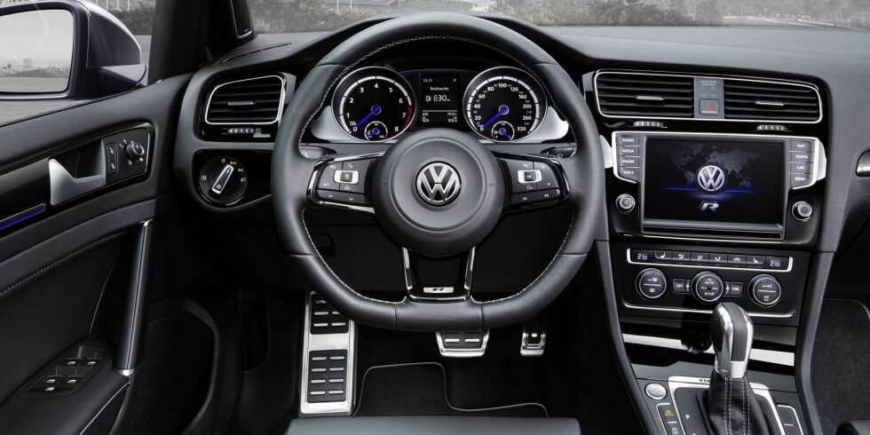 SPORT: Flere detaljer innvendig skal sette sjåføren i en stemning som passer til bilens 300 hk. FOTO: VW SPORT: Flere detaljer innvendig skal sette sjåføren i en stemning som passer til bilens 300 hk. FOTO: VW