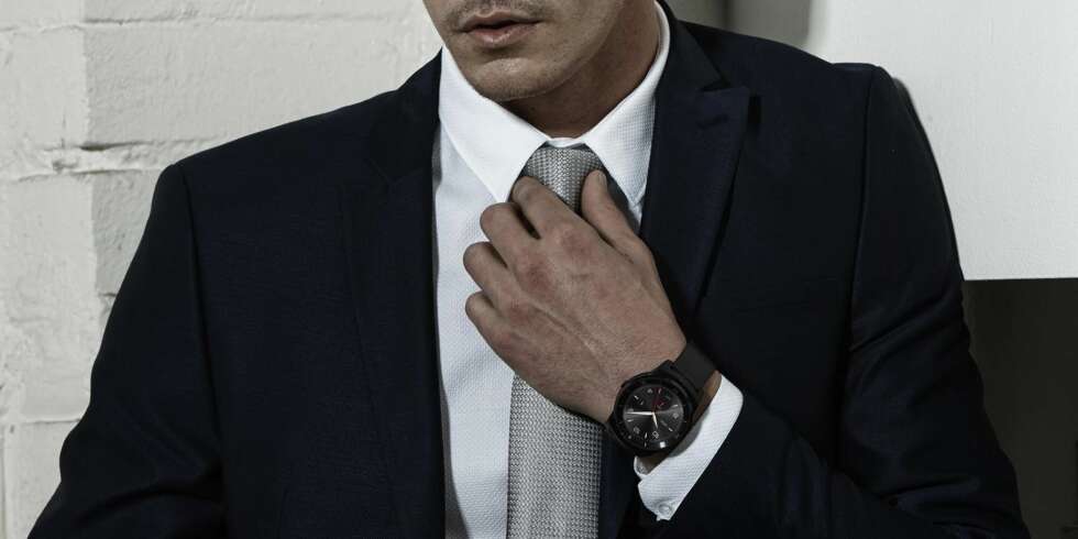 PEN: LG G Watch R tar seg godt ut med sin runde utforming. PEN: LG G Watch R tar seg godt ut med sin runde utforming.