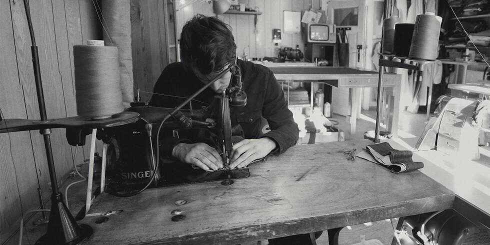 Dette er faktisk Norges eneste jeansfabrikk, og samtidig også den eneste med daglig produksjon i hele Skandinavia. Livid Jeans har i dag tre ansatte i tillegg til Jens Olav: Bestekompis og medeier Kristoffer, industrisyersken Renata og assisterende butikksjef Frank. Dette er faktisk Norges eneste jeansfabrikk, og samtidig også den eneste med daglig produksjon i hele Skandinavia. Livid Jeans har i dag tre ansatte i tillegg til Jens Olav: Bestekompis og medeier Kristoffer, industrisyersken Renata og assisterende butikksjef Frank.