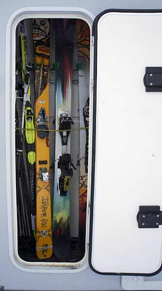 SKISKAP: Bobilen har eget skap for ski, selvsagt med drenering i bunnen. Vann er ikke noe en ønsker å samle på i en bobil. FOTO: Geir Svardal SKISKAP: Bobilen har eget skap for ski, selvsagt med drenering i bunnen. Vann er ikke noe en ønsker å samle på i en bobil. FOTO: Geir Svardal