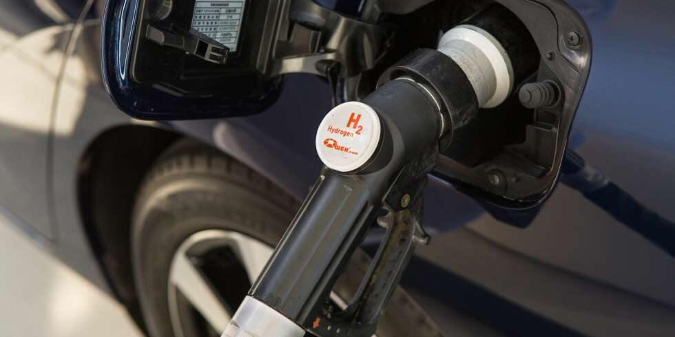 PÅ BENSINSTASJON: Hydrogenbilene tankes på samme måte som bensin- og dieselbiler, men ytterst få bensinstasjoner tilbyr hydrogen til dags dato. PÅ BENSINSTASJON: Hydrogenbilene tankes på samme måte som bensin- og dieselbiler, men ytterst få bensinstasjoner tilbyr hydrogen til dags dato.