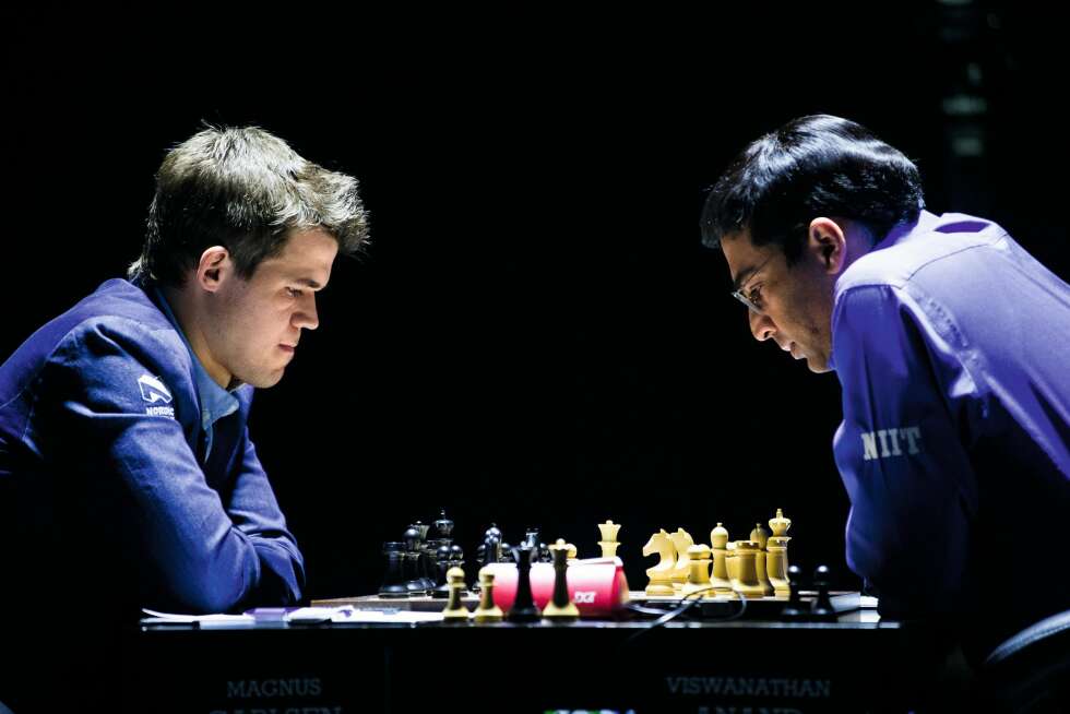HARD KAMP: Magnus og Vishy Anand hadde mange tøffe oppgjør under VM-oppgjøret i Sotsji.Til slutt var det Magnus som kunne juble. HARD KAMP: Magnus og Vishy Anand hadde mange tøffe oppgjør under VM-oppgjøret i Sotsji.Til slutt var det Magnus som kunne juble.