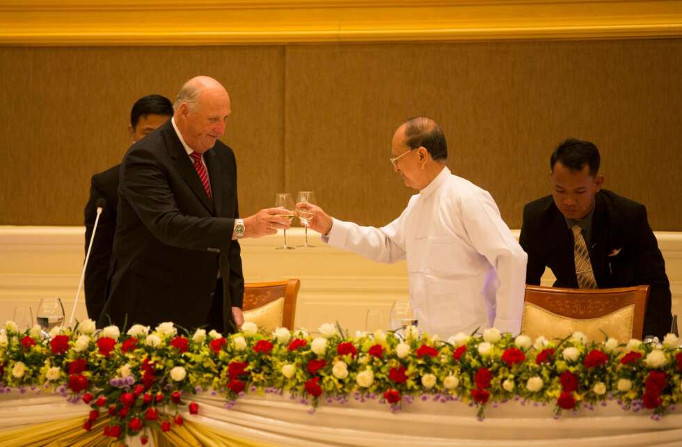 SKÅLTE: President Thein Sein og kong Harald så ut til å stortrives i hverandres selskap under lunchen. SKÅLTE: President Thein Sein og kong Harald så ut til å stortrives i hverandres selskap under lunchen.
