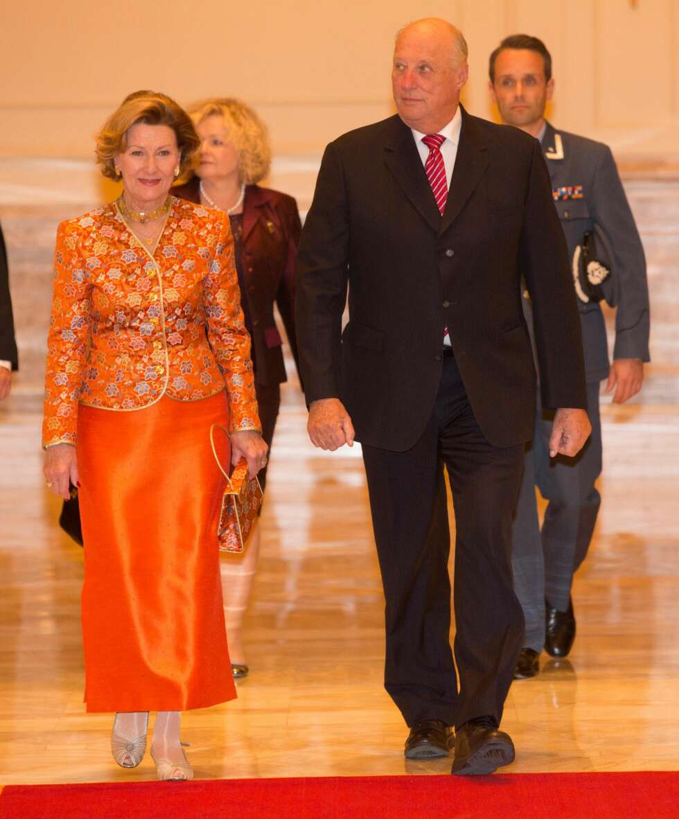 SKIFTET ANTREKK: Dronning Sonja skiftet antrekk fra velkomstseremonien og lunchen en drøy time etterpå. Her er hun og kong Harald på vei inn til lunchen. SKIFTET ANTREKK: Dronning Sonja skiftet antrekk fra velkomstseremonien og lunchen en drøy time etterpå. Her er hun og kong Harald på vei inn til lunchen.