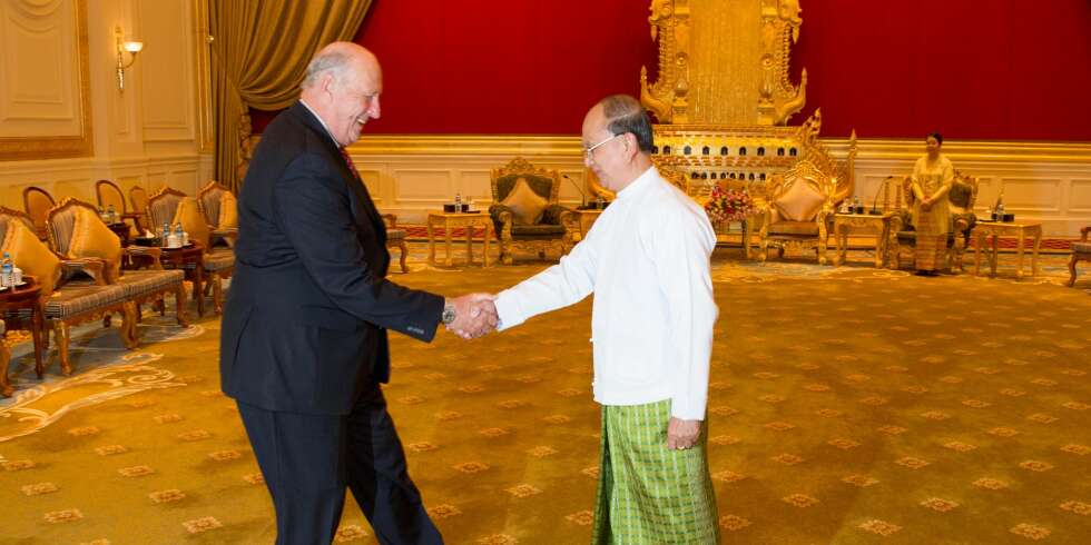 GOD STEMNING: Humøret var på topp da president Thein Sein tok i mot kong Harald. GOD STEMNING: Humøret var på topp da president Thein Sein tok i mot kong Harald.