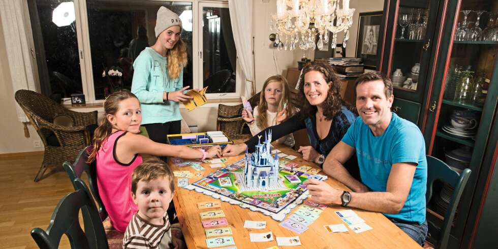 FULL POTT: Familien samles ofte rundt spillbordet. Magnhild gjorde også rent bord under «Farmen». FULL POTT: Familien samles ofte rundt spillbordet. Magnhild gjorde også rent bord under «Farmen».