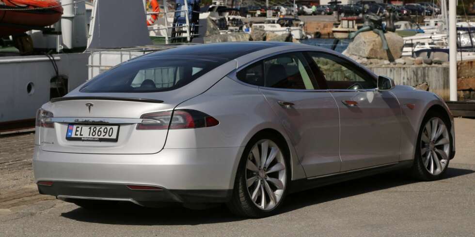 GODT GRUNNLAG: 350 000 eiere av ett til tre år gamle biler har deltatt i undersøkelsen, og dommen er klar: Tesla Model S er den bilen flest eksisterende eiere kan tenke seg å kjøpe igjen. FOTO: Terje Bjørnsen GODT GRUNNLAG: 350 000 eiere av ett til tre år gamle biler har deltatt i undersøkelsen, og dommen er klar: Tesla Model S er den bilen flest eksisterende eiere kan tenke seg å kjøpe igjen. FOTO: Terje Bjørnsen