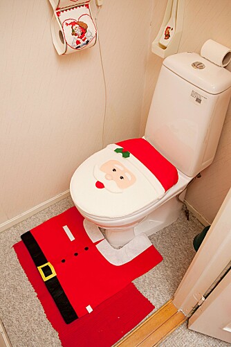 JULESTEMNING: Nissen er til stede også på badet. Legg merke til nissedrakten som ligger foran toalettskålen. JULESTEMNING: Nissen er til stede også på badet. Legg merke til nissedrakten som ligger foran toalettskålen.