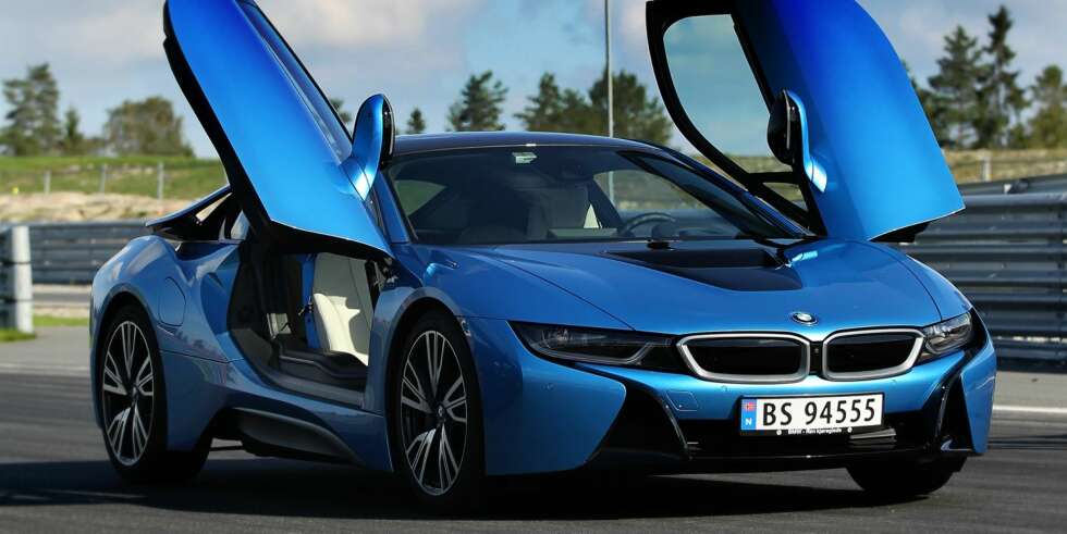 RÅTT DESIGN: Designet til i8 er ekstremt, og jeg har aldri kjørt en bil som tiltrekker seg mer oppmerksomhet. i8 har tydelige superbilproporsjoner, men er faktisk en fireseter. RÅTT DESIGN: Designet til i8 er ekstremt, og jeg har aldri kjørt en bil som tiltrekker seg mer oppmerksomhet. i8 har tydelige superbilproporsjoner, men er faktisk en fireseter.