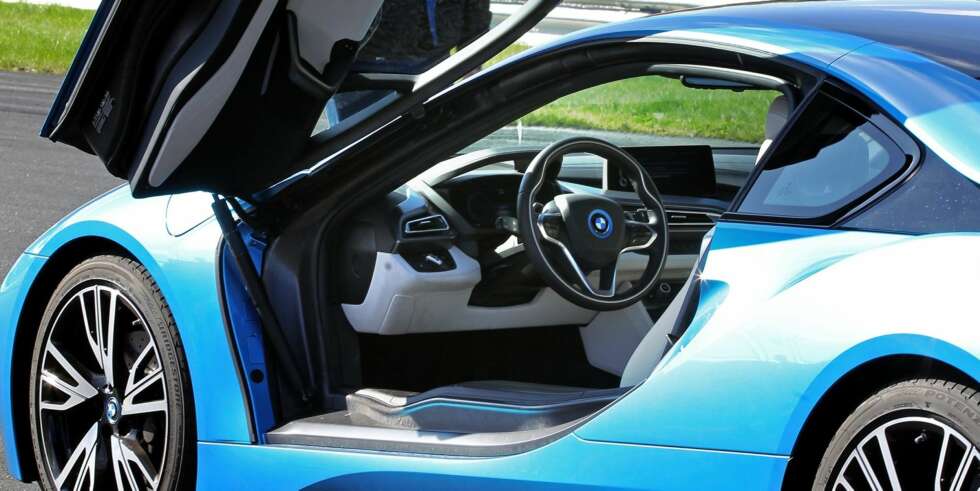 LEKRE LINJER: Det er ingen tvil om at i8 ser ut som en eksotisk supersportsbil. Dørene sender tankene rett til Lamborghini Diablo. LEKRE LINJER: Det er ingen tvil om at i8 ser ut som en eksotisk supersportsbil. Dørene sender tankene rett til Lamborghini Diablo.