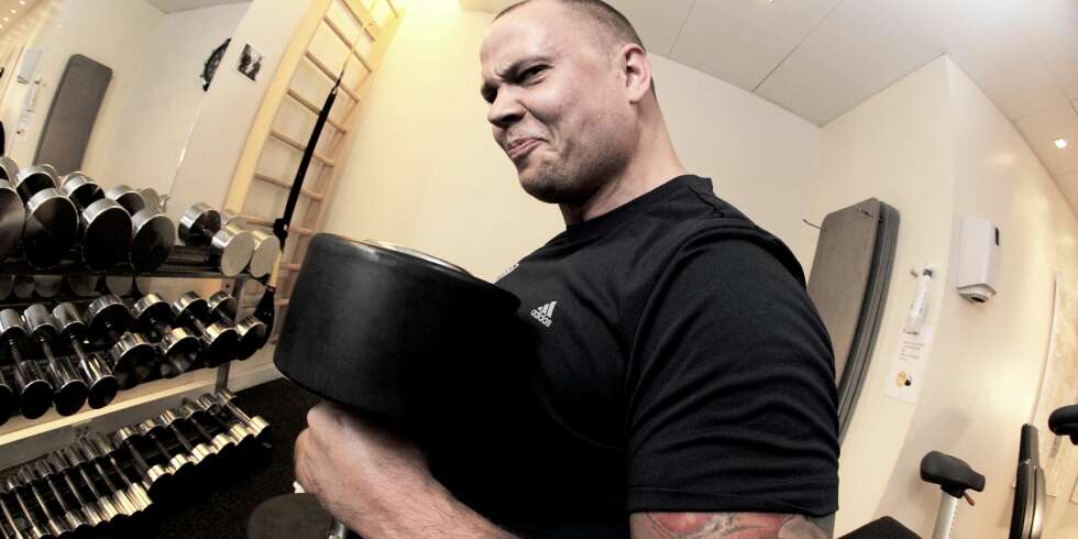 Øystein Jensen (33) er utdannet fysio-terapeut og trener, og jobber som dette på Artesia i Oslo. Har gjennomført rundt
11 000 treninger én til én og tror kun på hardt arbeid, litt banning og målbevissthet når det gjelder å oppnå resultater. Han har videreutdannelse innenfor styrketrening, crossfit og idrettsfysioterapi. Øystein Jensen (33) er utdannet fysio-terapeut og trener, og jobber som dette på Artesia i Oslo. Har gjennomført rundt
11 000 treninger én til én og tror kun på hardt arbeid, litt banning og målbevissthet når det gjelder å oppnå resultater. Han har videreutdannelse innenfor styrketrening, crossfit og idrettsfysioterapi.