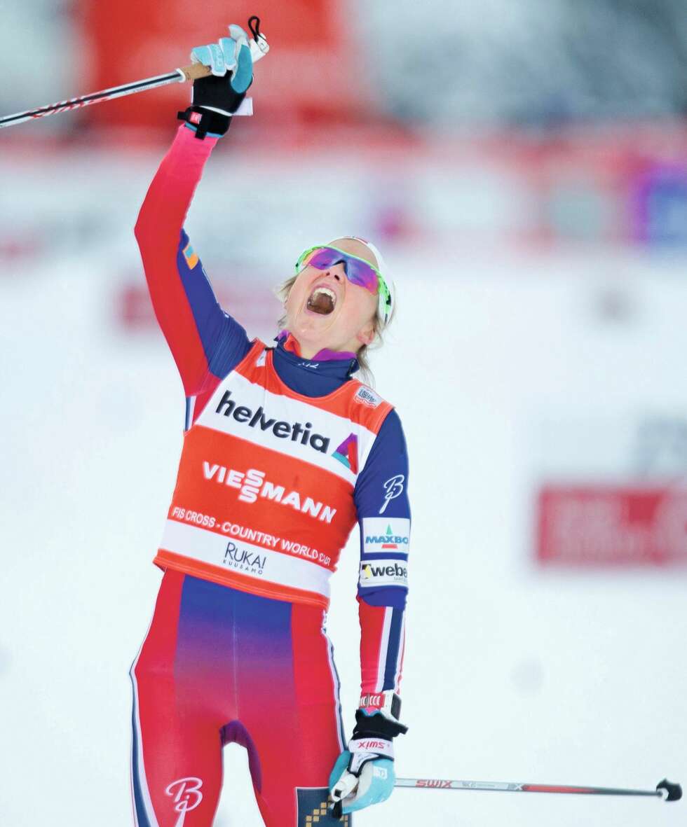 TAR OPP HANSKEN: Skiesset Therese Johaugs hansker er blitt god butikk, også for foreningen Aktiv mot kreft, som får én krone per solgte par. TAR OPP HANSKEN: Skiesset Therese Johaugs hansker er blitt god butikk, også for foreningen Aktiv mot kreft, som får én krone per solgte par.
