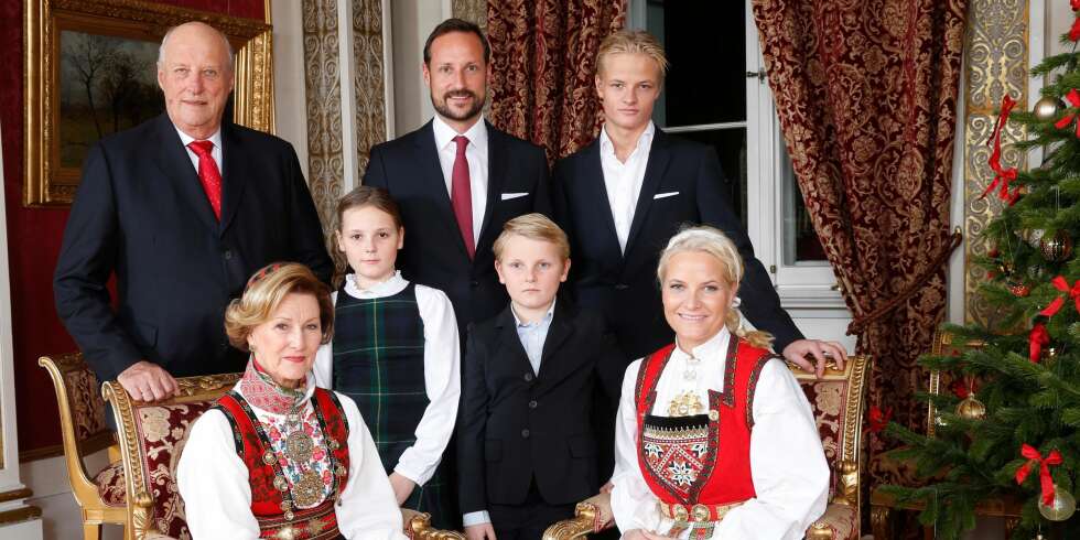 KONGELIG FAMILIEJUL: Kong Harald, kronprins Haakon, Marius Borg Høiby, dronning Sonja, prinsesse Ingrid Alexandra, prins Sverre Magnus og kronprinsesse Mette-Marit markerer julen på Slottet i Oslo. KONGELIG FAMILIEJUL: Kong Harald, kronprins Haakon, Marius Borg Høiby, dronning Sonja, prinsesse Ingrid Alexandra, prins Sverre Magnus og kronprinsesse Mette-Marit markerer julen på Slottet i Oslo.