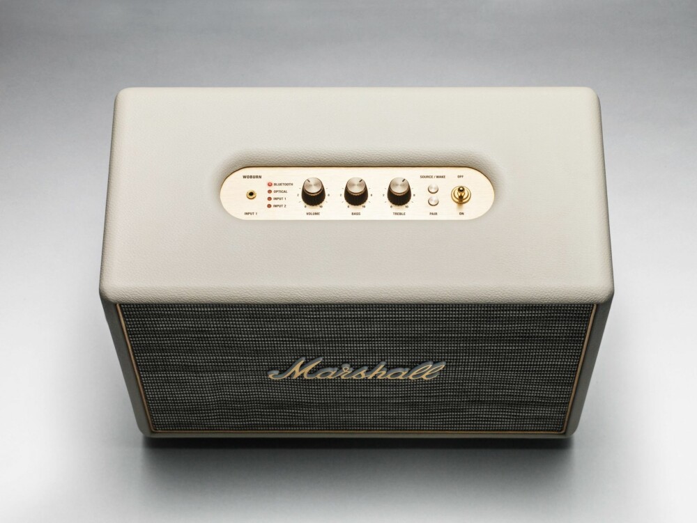 Bass- og diskantknottene er hentet rett fra en Marshall gitarforsterker. Bass- og diskantknottene er hentet rett fra en Marshall gitarforsterker.