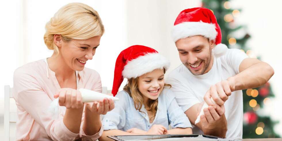 JULEBAKST: Selv om hele familien kanskje ikke er like involvert i julebaksten, er det en koselig tradisjon for mange å finne noen aktiviteter man kan gjøre sammen. JULEBAKST: Selv om hele familien kanskje ikke er like involvert i julebaksten, er det en koselig tradisjon for mange å finne noen aktiviteter man kan gjøre sammen.