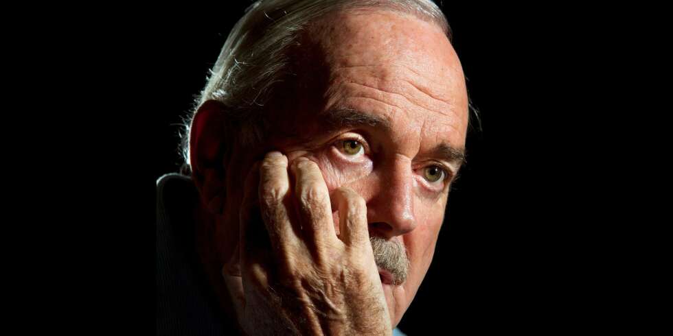 FAREN BLE SLÅTT: John Cleese kommer fra et voldelig hjem, noe som ifølge ham selv skal ha preget ham i mange år. FAREN BLE SLÅTT: John Cleese kommer fra et voldelig hjem, noe som ifølge ham selv skal ha preget ham i mange år.