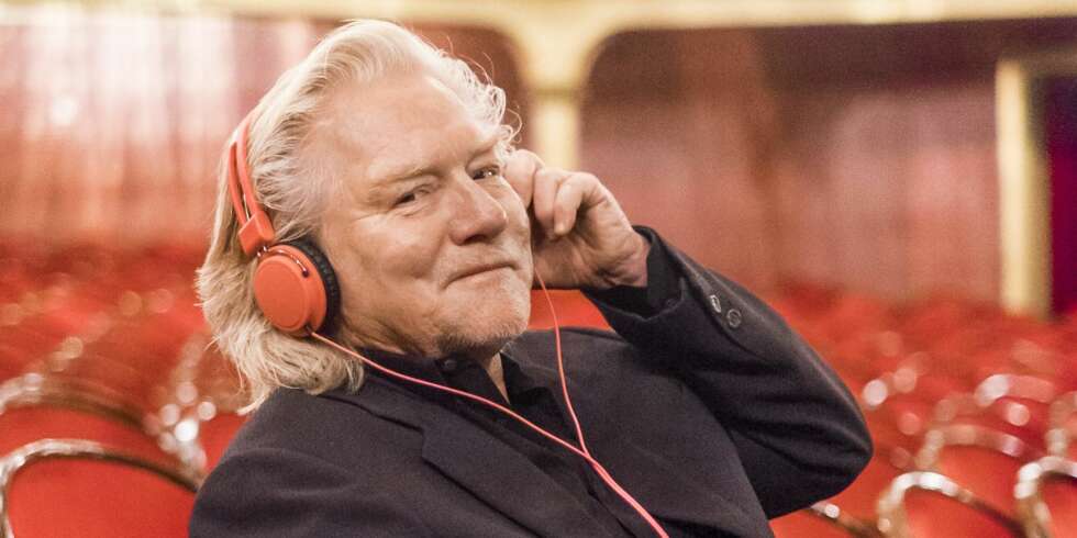 STOR MUSIKK I STOR SAL: Fotograf Morten Krogvold
elsker å lytte til musikk. Men det må ha kvalitet som kler de store vakre saler. STOR MUSIKK I STOR SAL: Fotograf Morten Krogvold
elsker å lytte til musikk. Men det må ha kvalitet som kler de store vakre saler.