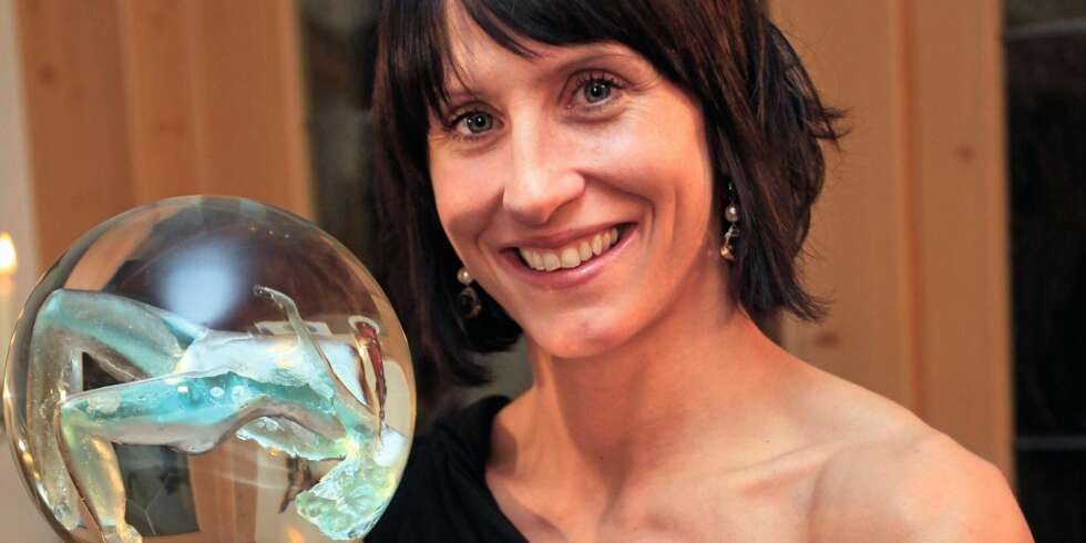 STERK I MANGE ÅR: Marit Bjørgen har hatt mye muskler i årevis. Her er skidronningen med beviset på at hun ble årets kvinnelige utøver i 2012. STERK I MANGE ÅR: Marit Bjørgen har hatt mye muskler i årevis. Her er skidronningen med beviset på at hun ble årets kvinnelige utøver i 2012.