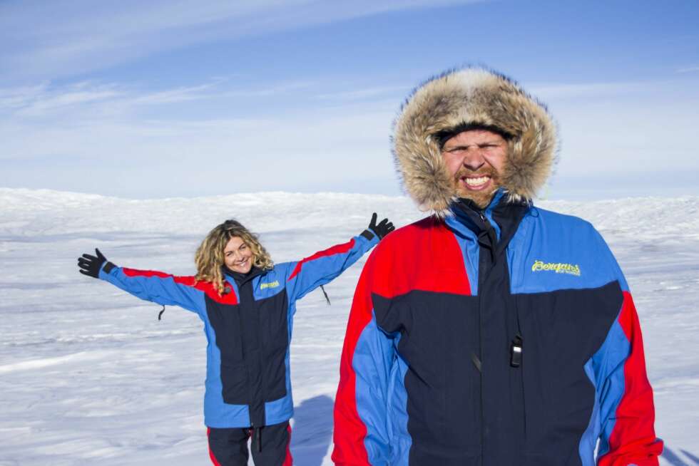Cecilie Skog og Truls Svendsen, Tjukken og Lillemor, 2014 Tjukken og Lillemor har premiere søndag 11. januar kl. 20.00 så for oss er det supert om denne saken er på trykk dagen før premieren (kommer bladet ut tirsdag 6. januar for eksempel?)
«I Tjukken og Lillemor følger vi Truls Svendsen og verdens mest erfarne kvinnelige polfarer, Cecilie Skog, på deres ekspedisjon over Grønland og opptreningen til denne turen. Vi får være med på slitet, motstanden og humoren ved at to så forskjellige personer jobber sammen mot et felles mål, nemlig å komme seg gjennom den 600 kilometer lange skituren over Grønland.»
Cecilie Skog og Truls Svendsen, Tjukken og Lillemor, 2014 Tjukken og Lillemor har premiere søndag 11. januar kl. 20.00 så for oss er det supert om denne saken er på trykk dagen før premieren (kommer bladet ut tirsdag 6. januar for eksempel?)
«I Tjukken og Lillemor følger vi Truls Svendsen og verdens mest erfarne kvinnelige polfarer, Cecilie Skog, på deres ekspedisjon over Grønland og opptreningen til denne turen. Vi får være med på slitet, motstanden og humoren ved at to så forskjellige personer jobber sammen mot et felles mål, nemlig å komme seg gjennom den 600 kilometer lange skituren over Grønland.»