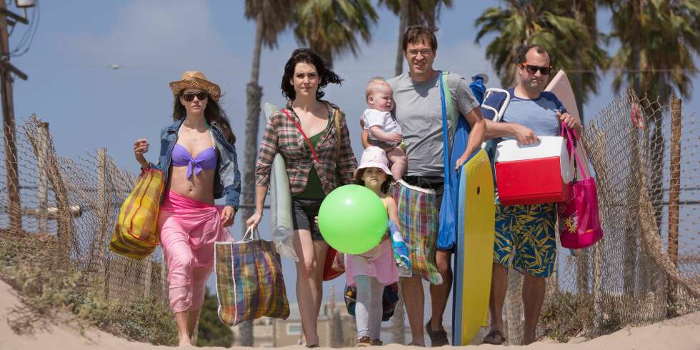 F.v. Amanda Peet, Melanie Lynskey, Mark Duplass og Steve Zissis spiller i "Togetherness". F.v. Amanda Peet, Melanie Lynskey, Mark Duplass og Steve Zissis spiller i "Togetherness".