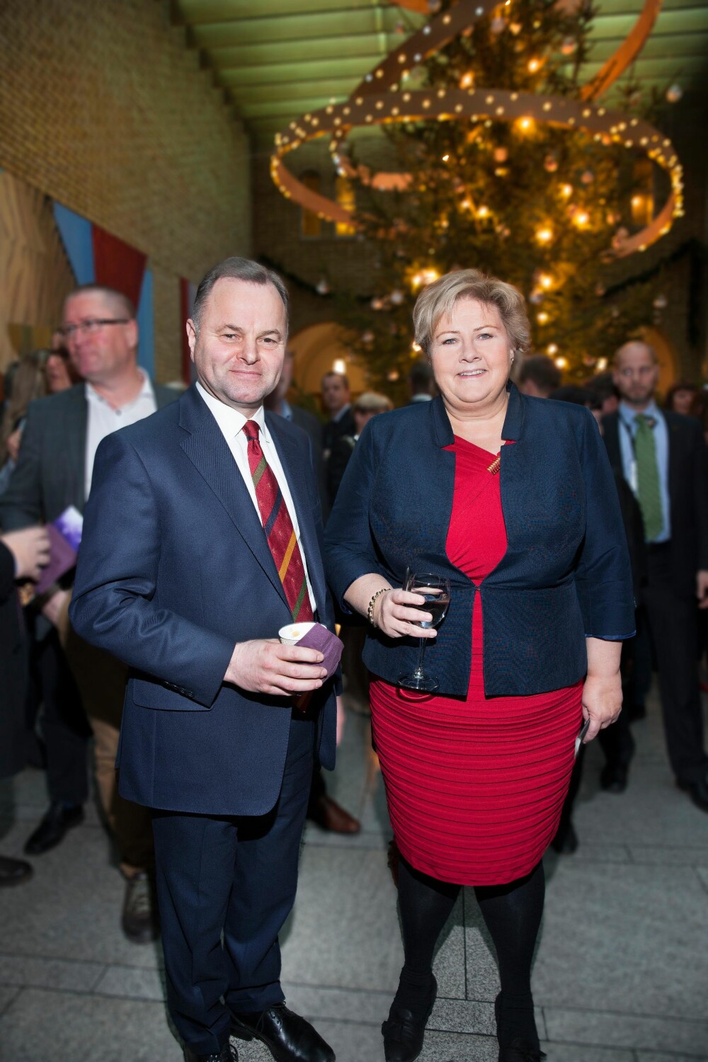 PÅ FRANSK: Erna Solberg viste sin solidaritet med innbyggerne i Paris ved å skrive Twitter-meldingen på fransk. PÅ FRANSK: Erna Solberg viste sin solidaritet med innbyggerne i Paris ved å skrive Twitter-meldingen på fransk.